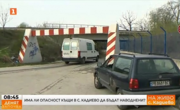 Жители на пловдивското село Кадиево твърдят, че компрометирана стена на