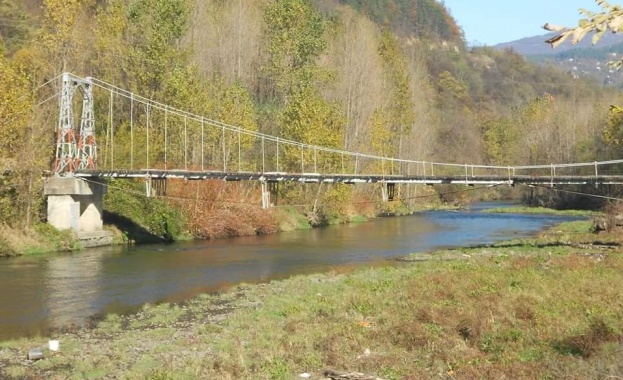 Зима е Едно малко дете се препъва из тъмните склонове от