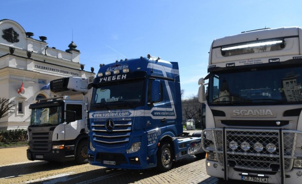 Шофьори на камиони излязоха на протест пред Народното събрание