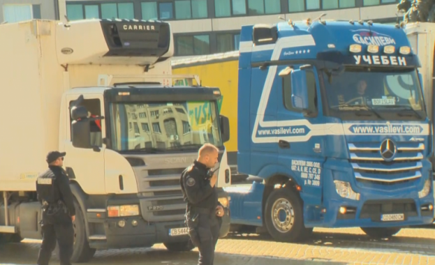 Шофьори на тежкотоварни камиони излязоха на протест пред Народното събрание