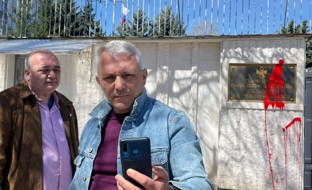 Хаджигенов и Бабикян поругаха сградата на руското посолство в София