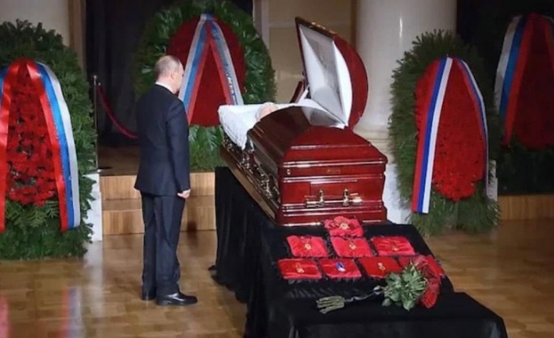 Руският президент Владимир Путин отдаде днес последна почит на починалия