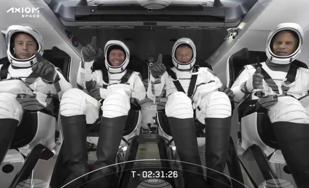 Американската компания Спейс Екс изпрати трима богати бизнесмени и придружаващ