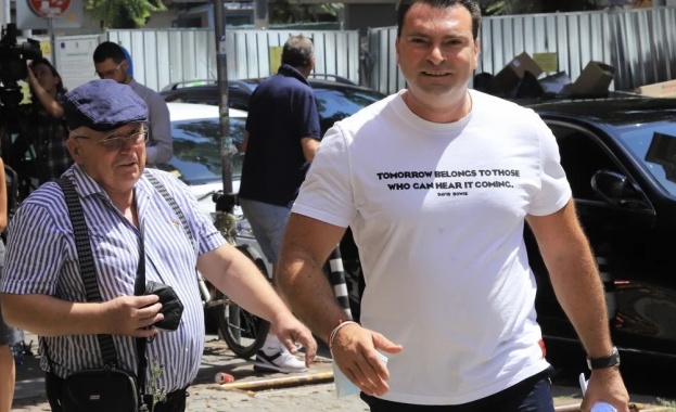 Правителството влиза от криза в криза и от скандал в