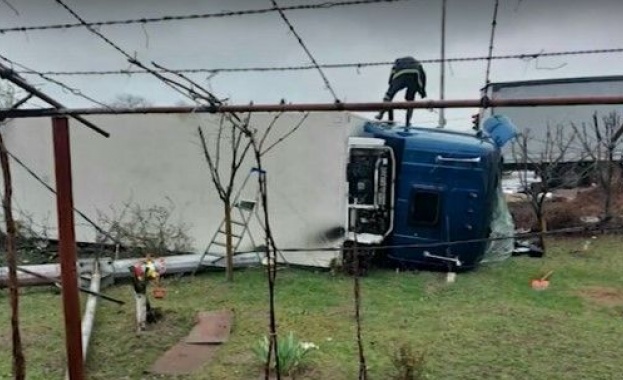 Тир излезе от пътя и влетя в двора на къща