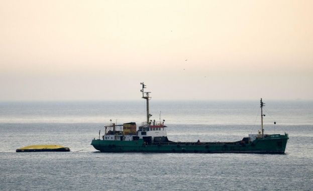 Извеждането на кораба Царевна от пристанището на Мариупол в момента