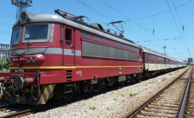 Движението на влаковете между гарите Реброво и Бов е възстановено