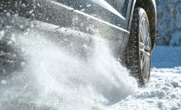 Сняг вали на прохода Шипка Заради вятъра видимостта е намалена