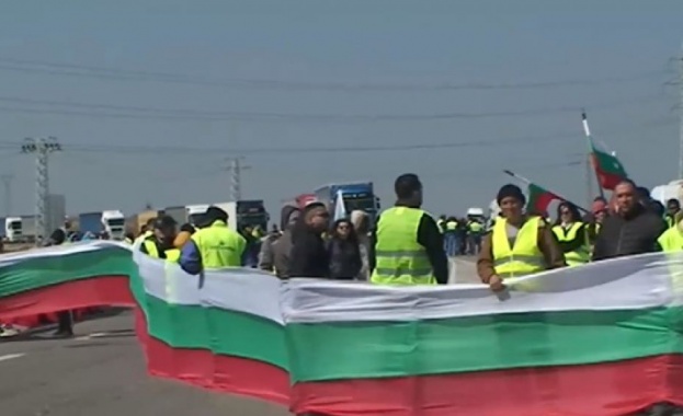 Работници от шуменската пътностроителна фирма отново блокират пътища този път