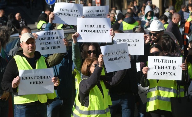 Пътните строители се събраха на протест пред Народното събрание (СНИМКИ)