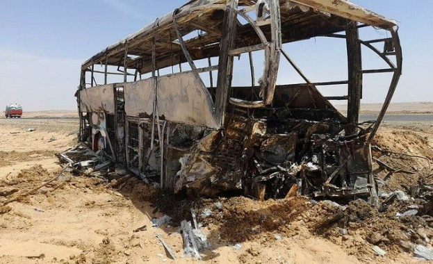 Автобус с туристи се блъсна в камион на магистрала в