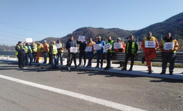 Представители на фирми за пътно строителство излязоха на протест и