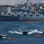 Руското МО: Крайцерът "Москва" е на вода, пожарът е потушен