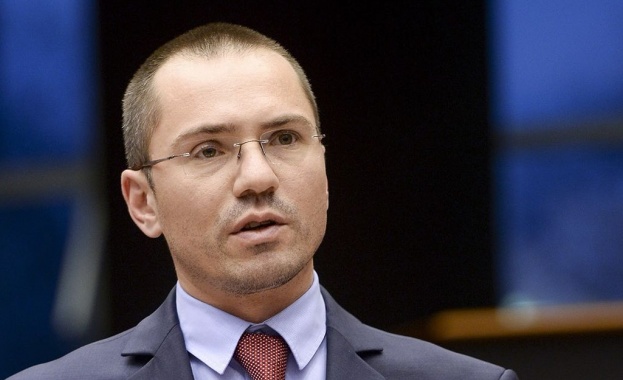 Българският представител в Европейския парламент Ангел Джамбазки реагира остро срещу