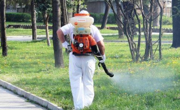 В северния парк тече втора обработка срещу кърлежи Тя започна