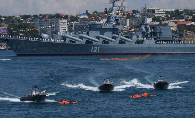 Флагманът на Черноморския флот на Руската федерация, крайцерът Москва, остава