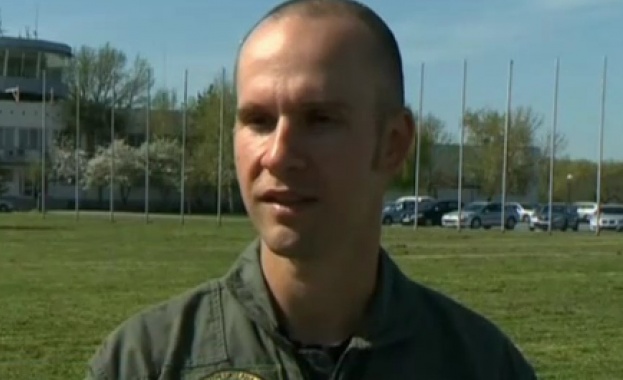 Пилотът от българските ВВС който завърши курса за обучение на