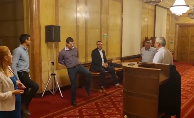 А отборът на Кирил Петков в Народното събрание реши да