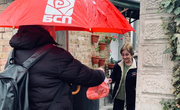 Великденски пакети в които има основни хранителни продукти козунак и