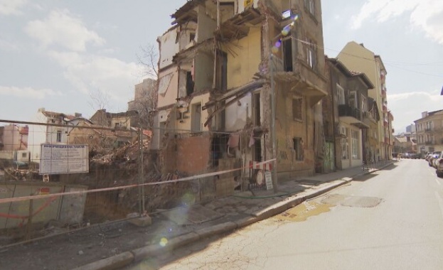 Полуразрушена сграда в центъра на столицата част от която е