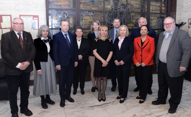 Министърът на правосъдието Надежда Йорданова се среща с предшественици на