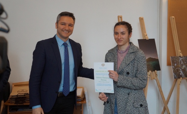 Заместник председателят на Народното събрание Кристиан Вигенин връчи четири стипендии на