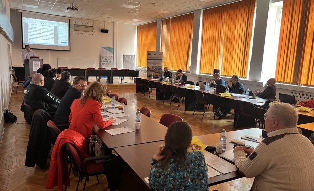 Изпълнителният директор на ИАРА Христо Панайотов и служители на агенцията