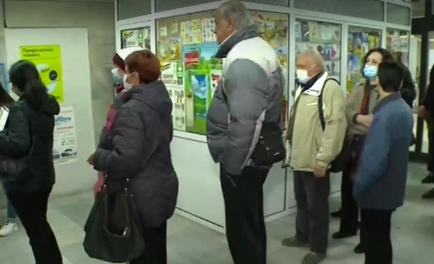 Напрежение и опашки в пощенските клонове в Пловдив. Пенсионери чакат