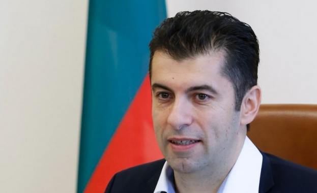 Премиерът Кирил Петков поздрави Еманюел Макрон за победата В Twitter българският