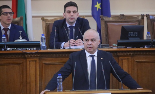 Ние от 4 5 години говорим в тази зала че корупцията