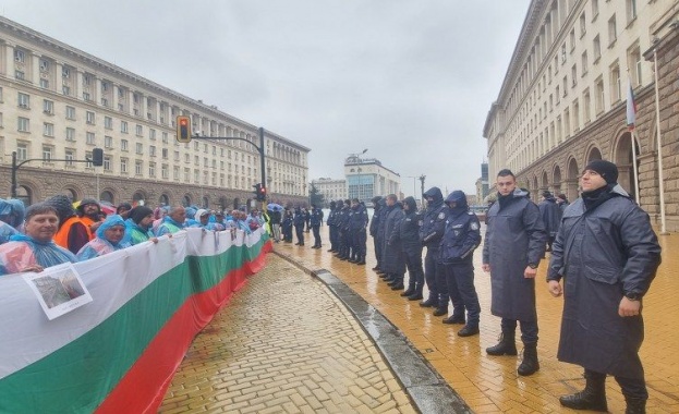 Протестиращите работници в пътностроителния бранш преместиха протеста си пред Министерски