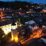 Емблематична църква грейна в светлина в навечерието на Възкресение 