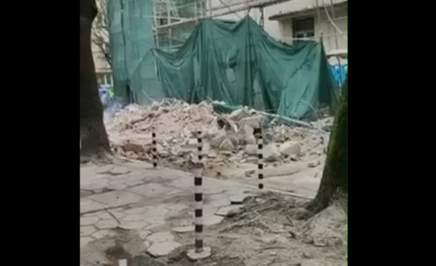 Фасада на сграда се срути върху улица в София