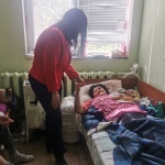Младежкото обединение на БСП Монтана зарадва възрастни хора от с. Горна Вереница с козунаци за Великден