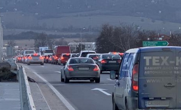 Засилен трафик по магистралите заради празничния ден и сливането на почивните дни