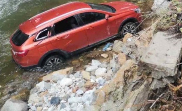 Кола падна в реката по тесния път за село Ягодина