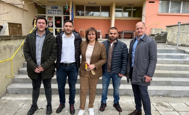 Лидерът на БСП Корнелия Нинова и младежи от БСП-София посетиха