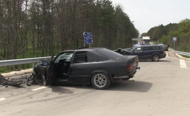 Млад мъж пострада след челен удар между два автомобила на