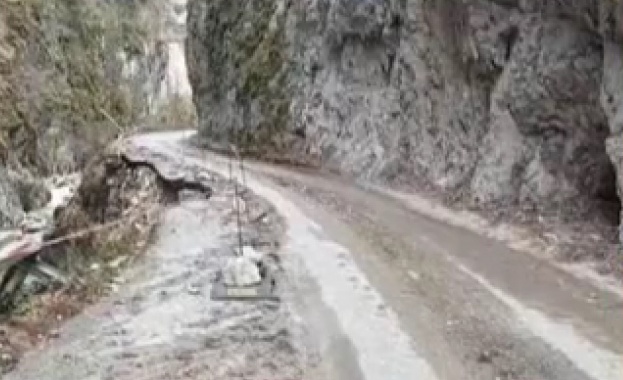 За нови срутища по пътя за Триград и Ягодинската пещера