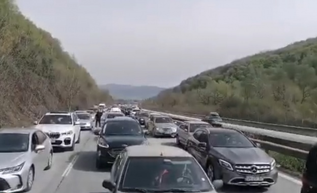 Трафикът по магистралите в първия почивен ден е интензивен а