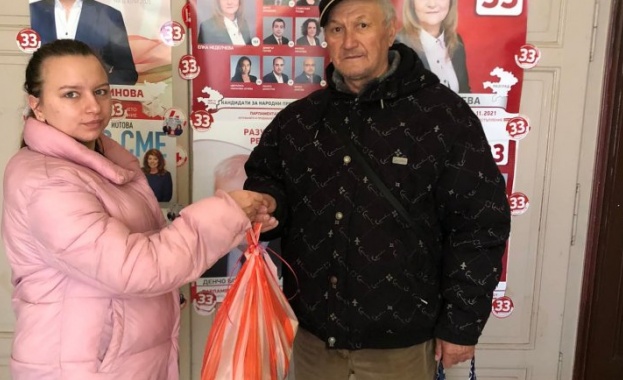 Членове на Младежкото обединение в БСП Разград раздадоха хранителни пакети на