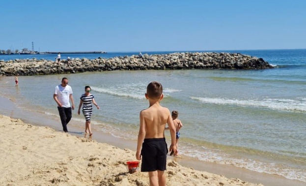 Горещият Великден накара много хора да открият плажния сезон още