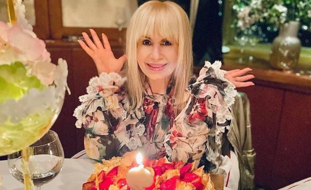 Примата на българската попмузика Лили Иванова бе отрупана вчера с