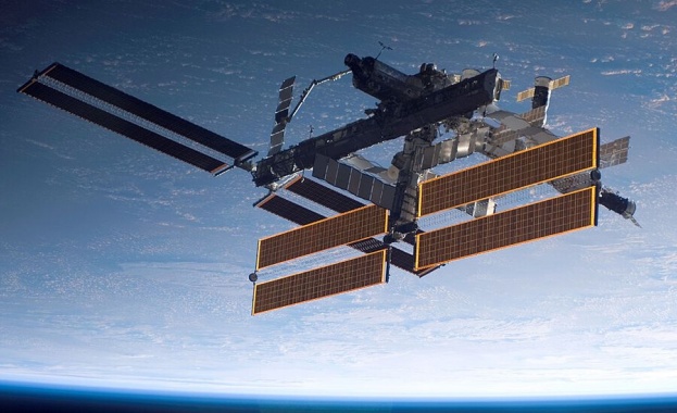 Първият екип астронавти съставен изцяло от космически туристи на борда