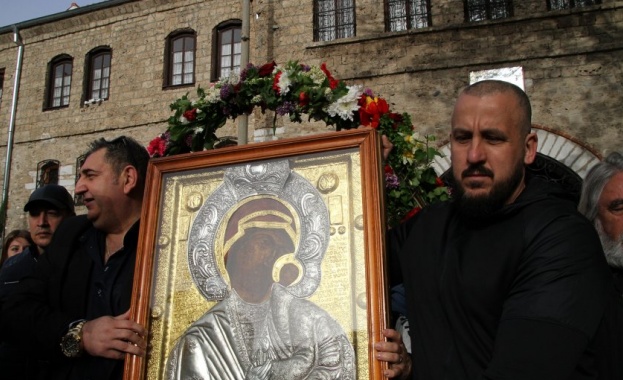 Днес много хора се събраха за да понесат на ръце