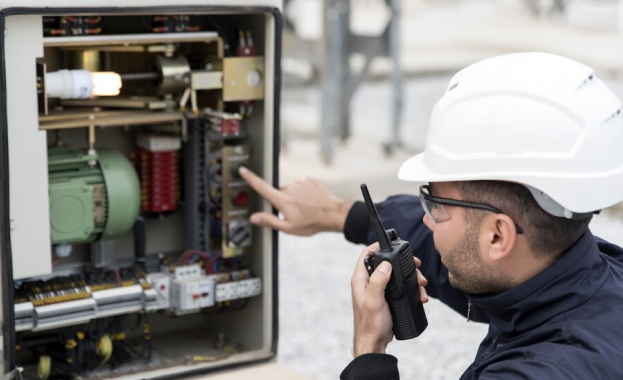 400 волта ток от необезопасено табло на оживена улица в