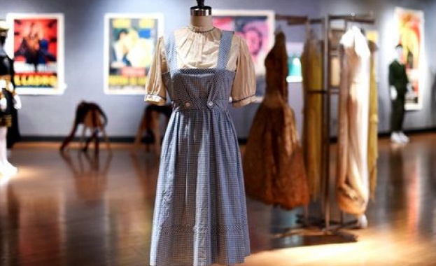 Продават на търг роклята на Дороти от филма "Магьосникът от Оз"