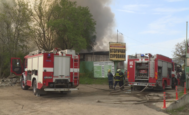 Пожар избухна тази сутрин в склад за вторични суровини в