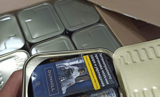 Митнически служители откриха 450 кутии цигари в консерви за кучешка храна