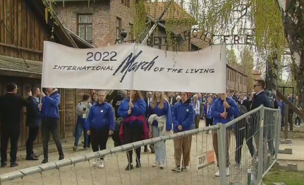 Маршът на живите се провежда в Аушвиц Биркенау в деня на
